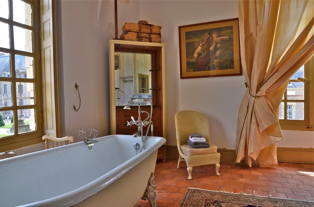 Bed and breakfast Chateau De La Ferte Saint Aubin Chambre photo